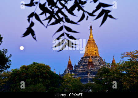 Myanmar Burma Mandalay Abteilung Bagan Pagan Old Bagan Mondaufgang über Ananda Pagode Pahto Ananda gebaut Anfang des 12. Jahrhunderts Stockfoto