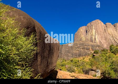 Madagaskar ehemalige Provinz von Fianarantsoa Eastern Highlands emblematischen Rock im Tsaranoro Talsohle Granit Klippen Stockfoto