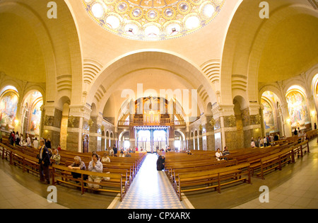 Christliche Pilger in der Rosenkranzbasilika, Lourdes, Midi-Pyrenäen, Frankreich Stockfoto