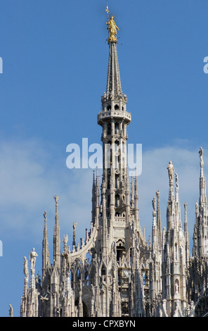 Italien. Mailänder Dom. Turm von Francesco Croce, mit der Madonnina, barocke vergoldete Bronzestatue von Giuseppe Perego. Stockfoto