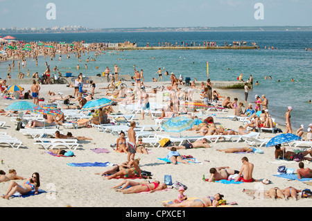 Viele Leute am Strand. Strand Lanzheron, Odessa, Ukraine, Osteuropa Stockfoto