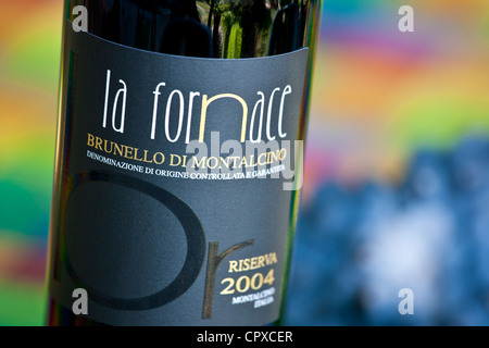 La Fornace Brunello di Montalcino 2004 Riserva Flasche Rotwein im Weingut La Fornace in Val D'Orcia, Toskana, Italien Stockfoto