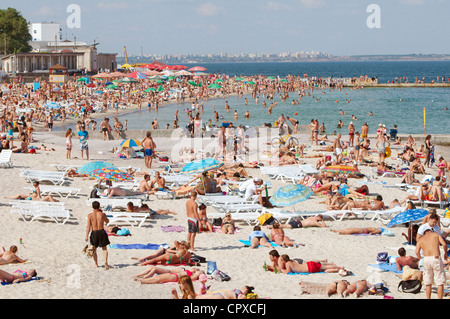 Viele Leute am Strand. Strand Lanzheron, Odessa, Ukraine, Osteuropa Stockfoto