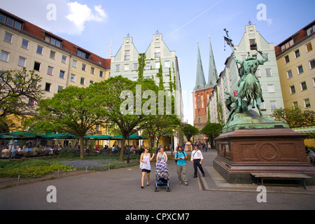 Berlins älteste Kirche, St. Nikolaus, erhebt sich über einen öffentlichen Platz im Nikolaiviertel, Berlin, Deutschland Stockfoto