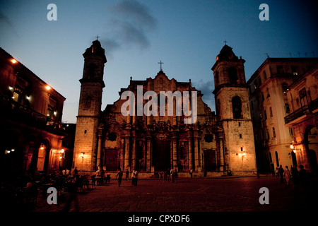 Blick auf die Stadt von La Habana, Kuba, Südamerika. Die barocke Kathedrale und Platz in der Nacht in Habana Vieja, Alt-Havanna Stockfoto
