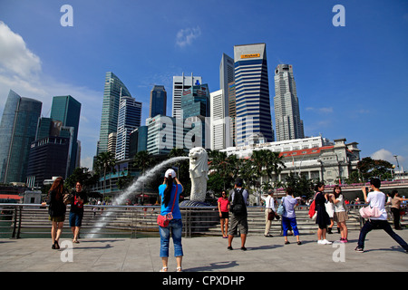 Touristen vor Merlion, Singapur Stockfoto