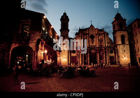 Blick auf die Stadt von La Habana, Kuba, Südamerika. Die barocke Kathedrale und Platz in der Nacht in Habana Vieja, Alt-Havanna Stockfoto