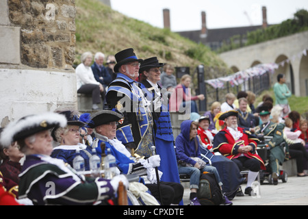 Stadt-Schreiern konkurrieren in einem Nationalwettbewerb der Stadtausrufer feiern Königin Elizabeth II Diamond Jubilee in Oxford Castle, Großbritannien Stockfoto