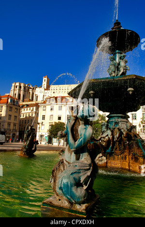 Portugal, Lissabon, Praça Dom Pedro IV (Rossio), barocke Brunnen und Do Carmo Kirche im Hintergrund Stockfoto