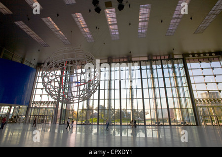 Eingangshalle, die des Volkswagen Konzerns Autostadt ("Autostadt") Gruppenforum Building, Wolfsburg, Deutschland Stockfoto