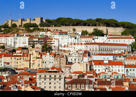 Portugal, Lissabon, Baixa-Viertel und Castelo Sao Jorge (Saint George Castle) von der Elevador de Sant Justa gesehen Stockfoto