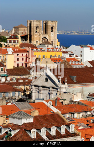 Portugal, Lissabon, Baixa-Viertel, Alfama, Se Patrizierhaeuser Kathedrale und Tejo von Elevador de Sant Justa gesehen Stockfoto