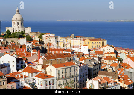 Portugal Lissabon Alfama Viertel gesehen von der Terrasse des Palacio Belmonte Hotel Rua Dom Fradique 14 Kuppel des nationalen Pantheon Stockfoto