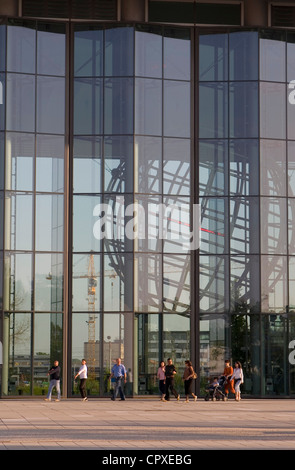 Besucher außerhalb des Gebäudes Gruppenforum in Autostadt des Volkswagen-Konzerns ("Autostadt"), Wolfsburg, Deutschland Stockfoto