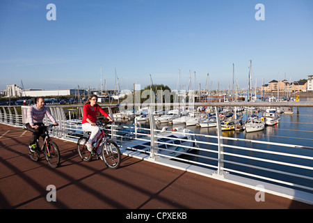 Radfahrer auf Brücke über einen Teil der Cardiff Bay Liegeplätze, Wales, UK Stockfoto