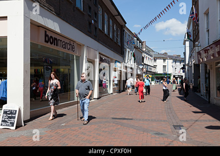 Menschen zu Fuß durch den verkehrsberuhigten Bereich der Haupteinkaufsstraße, Abergavenny, Wales, UK Stockfoto
