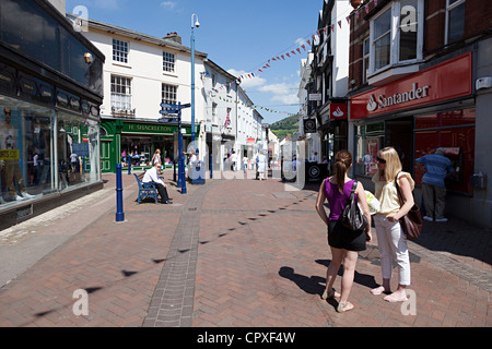 Stehen die Leute reden eine Fußgängerzone Abschnitt der wichtigsten shopping Street, Abergavenny, Wales, UK Stockfoto