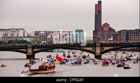 Eine Flotte von Booten Köpfe auf der Themse von Battersea Brücke unter der Leitung von The Gloriana als Teil der Diamant-Jubiläum feiern Stockfoto