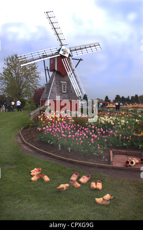 Holländische Windmühle am Tulpenfest Zeit auf Holland Insel in Holland, Michigan, USA Stockfoto