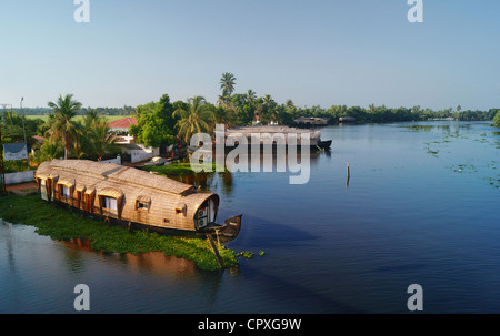 Ein Hausboot an den Ufern des Ashtamudi Sees in Kerala, Indien geparkt Stockfoto