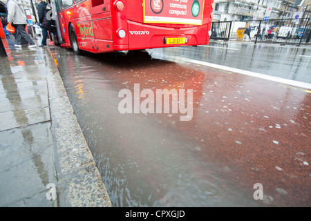 Abfluss aus einem Platzregen auf den Straßen von Kings Cross, London, UK. Stockfoto