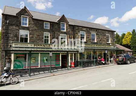 Kleine Geschäfte in Capel Curig in Nord-Wales Stockfoto