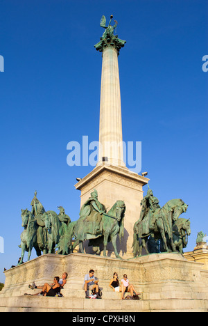 Ungarn Budapest Heroes Square Hosok Tere Weltkulturerbe von UNESCO Reiterstandbild von König Arpad umgeben von seinen Stockfoto