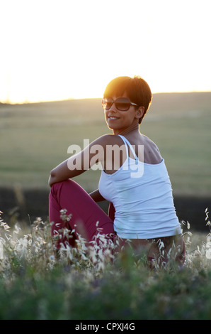 Attraktive kurze behaarte Frau in der Natur Stockfoto