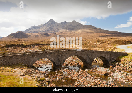 Nordende der Cuillin Grat auf der Isle Of Skye, Schottland, UK, von der alten Straßenbrücke bei Sligachan. Stockfoto