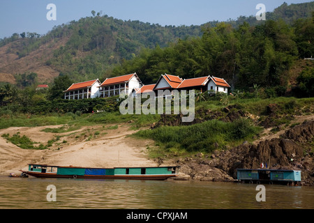 Laos Oudomsai Provinz Pak Beng Pak Beng Hotel erbaut im Kolonialstil auf einem von den Ufern des Mekong thront über dem Fluss Stockfoto