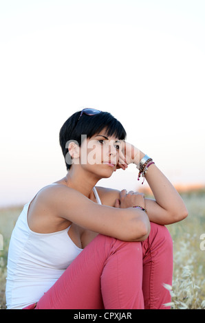 Attraktive kurze behaarte Frau in der Natur Stockfoto