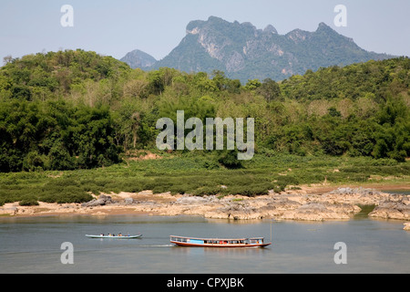 Laos Luang Prabang Provinz gegenüber Pak Ou Grotten befindet sich 25 km entfernt von der Stadt Luang Prabang Flussmündung des Nam Ou klein Stockfoto