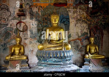 Laos-Luang Prabang zugewandten Unterseite Königspalast von Phu Si Hügel Tempel von Wat Pa Huak derzeit verfallene Häuser einige buddhas Stockfoto