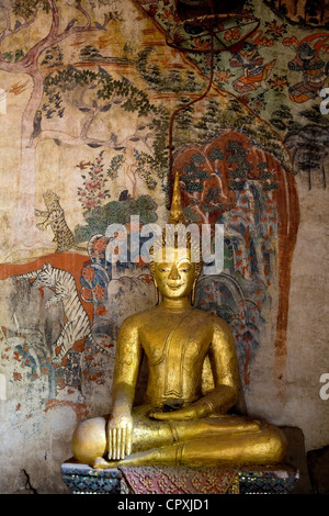 Laos-Luang Prabang zugewandten Unterseite Königspalast von Phu Si Hügel Tempel von Wat Pa Huak derzeit verfallene Häuser einige buddhas Stockfoto