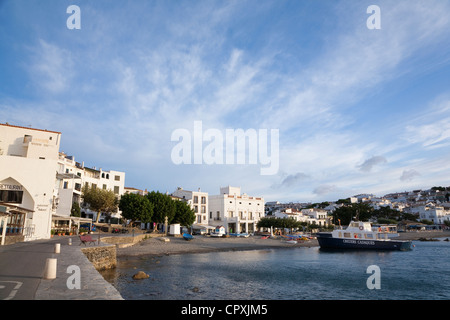 Platja Gran entlang der Riba Nemesi Llorens in Cadaqués - Cadaqués, Katalonien, Spanien Stockfoto