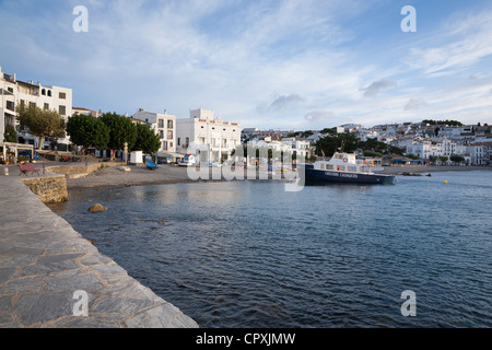 Platja Gran entlang der Riba Nemesi Llorens in Cadaqués - Cadaqués, Katalonien, Spanien Stockfoto