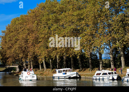 Frankreich, Herault, Canal du Midi als Weltkulturerbe von der UNESCO in der Nähe von Beziers, Kähne ohne Lizenz für Flusstourismus aufgeführt Stockfoto