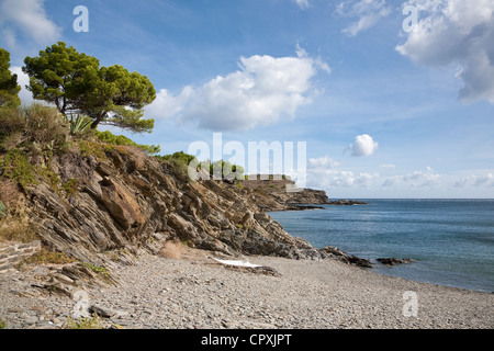 See-Kajak am Strand Bucht in der Nähe von das Dorf Cadaqués - Cadaqués, Katalonien, Spanien Stockfoto