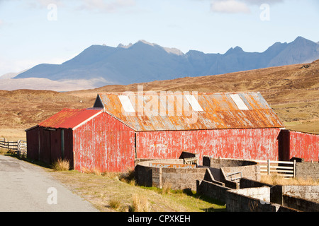 Die Cuillin Ridge auf der Isle Of Skye, Schottland, Großbritannien, von Talisker, mit einer alten Bauernhof Scheune im Vordergrund. Stockfoto