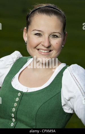 Porträt einer jungen Frau im österreichischen dirndl Stockfoto