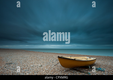 Ein Boot am Strand von Dungeness, Kent, England. Stockfoto