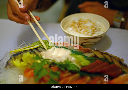 Sushi und Sashimi essen im japanischen restaurant Stockfoto