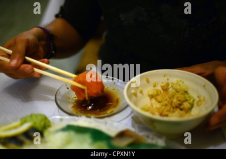 Sushi und Sashimi essen im japanischen restaurant Stockfoto