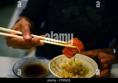 Sushi und Sashimi essen im japanischen restaurant Stockfoto