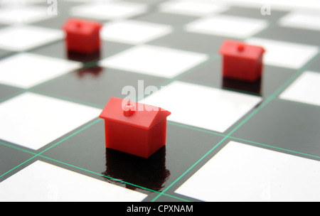 MODELL HÄUSER AM SCHACHBRETT RE BEWEGLICHEN HAUS IMMOBILIEN-MARKT KAUF, VERKAUF VON WOHNUNGEN PREISE KOSTEN BUDGETS HAUSHALTSRECHNUNGEN MOVES UK Stockfoto