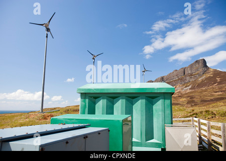 Windkraftanlagen auf der Insel Eigg, die 98 % durch erneuerbare Energien betrieben wird. Stockfoto