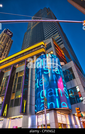 Morgan Stanley Hauptsitz nachts um 1585 Broadway in Manhattan, New York City Stockfoto