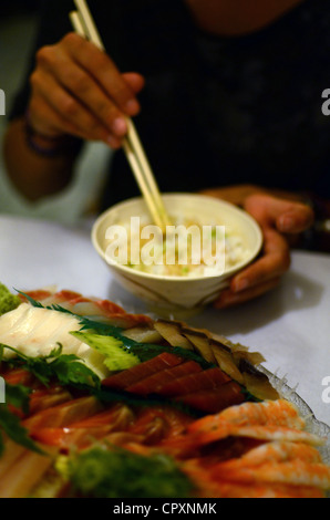 Sushi und Sashimi essen im japanischen restaurant Stockfoto