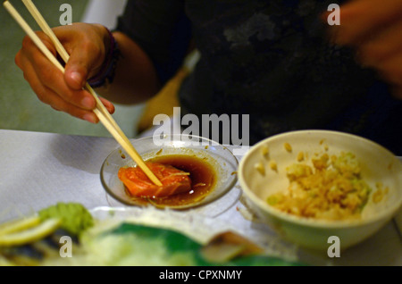 Sushi und Sashimi essen im japanischen restaurant Stockfoto