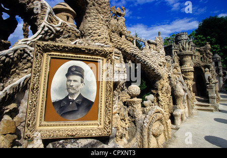 Palais Ideal du Facteur Cheval, Porträt von Ferdinand Cheval, obligatorische Erwähnung, Hauterives, Drome, Frankreich Stockfoto